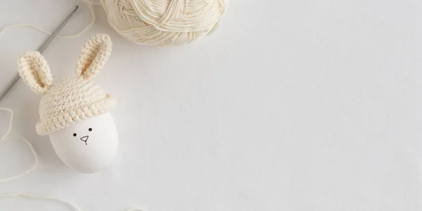 Uovo Pasqua Cappello All Uncinetto Con Orecchie Coniglio Sfondo Bianco — Foto Stock