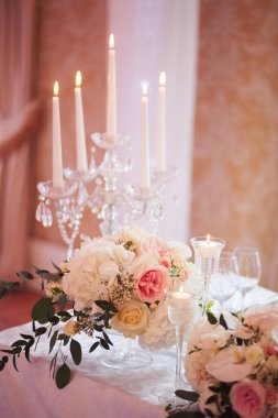 İtalya 'nın kuzeyinde bir villada düğün masası.