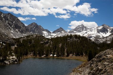 Doğu Sierra 'da ilkbaharda yürüyüş.