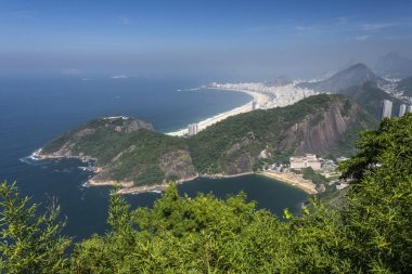 Sugar Loaf 'tan yeşil dağlara ve şehir binalarına, Rio de Janeiro, Brezilya