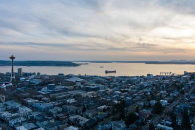 Gün batımında Seattle rıhtımı