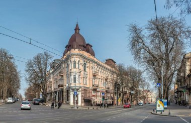 Odessa, Ukrayna 22.03.2023. Güneşli bir bahar gününde Ukrayna 'nın Odessa şehrinde tarihi bir apartman binası.