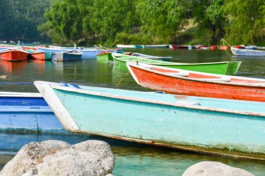 Huasteca Potosina 'daki Tamul Nehri' nde renkli kanolar..