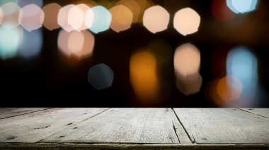 Kahve dükkanındaki mevcut ürün için boş ahşap masa ya da Bokeh imajı olan yumuşak içecek bar bulanık arkaplan