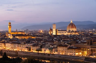 Gece Piazza Michelangelo 'dan Santa Maria del Fiore Katedrali' nin güzel panoramik manzarası