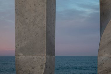 Alacakaranlıkta deniz ufkuyla hizalanmış sütunlar