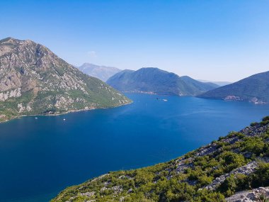 Mavi körfezin panoramik manzarası, güzel mavi denizin öncesi.