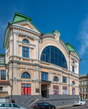 Odessa, Ukrayna 22.03.2023. Odessa, Ukrayna 'da güneşli bir bahar gününde New Market' in tarihi binası