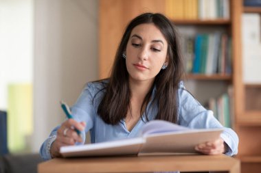 Öğrenci genç kadın öğreniyor