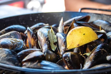 Bir tava dolusu midye Cangas, Galiçya, İspanya 'daki bir restoranda servis ediliyor.