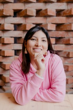 Gülümseyen İspanyol bir kadının portresi