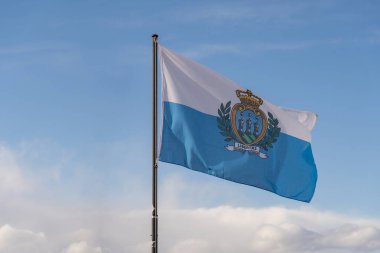 San Marino ulusal bayrak kumaşı gökyüzünde dalgalanıyor