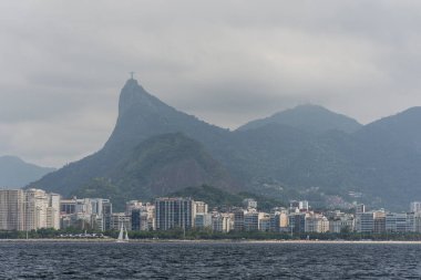 Rio de Janeiro 'daki Corcovado ve diğer dağlara güzel bir manzara, Rj.