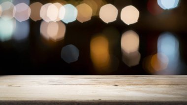 Kahve dükkanındaki mevcut ürün için boş ahşap masa ya da Bokeh imajı olan yumuşak içecek bar bulanık arkaplan
