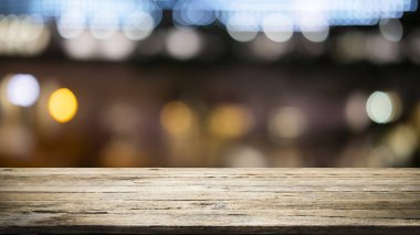 Boş ahşap masa platformu ve bokeh geceleri