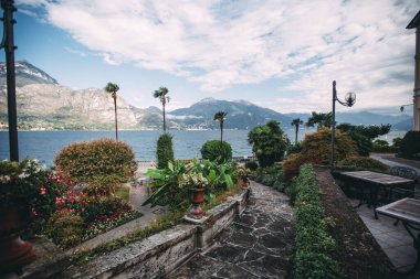 Kuzey İtalya 'da dağlı yaz gölü