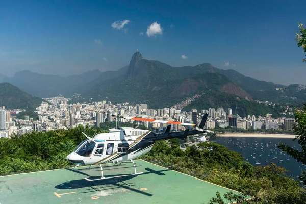 Hermosa Vista Helicóptero Despegando Montaña Pan Azúcar Verde — Foto de Stock