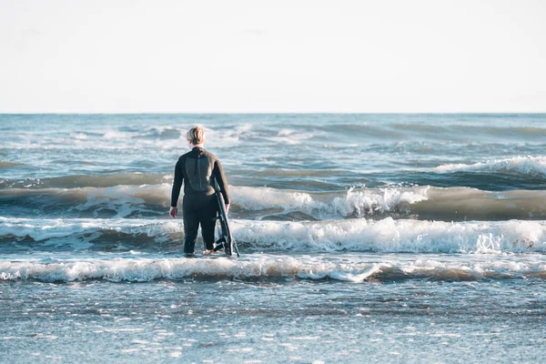 Між Хлопчиком Гідрокостюмі Триманням Дошки Серфінгу Пляжі — стокове фото
