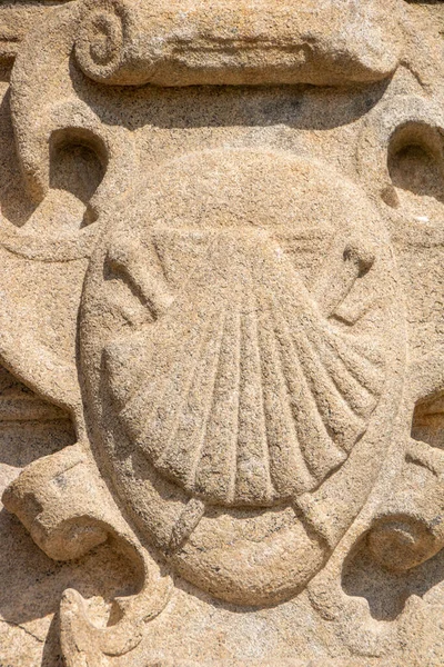 圣地亚哥 德孔波斯特拉大教堂立面上的圣詹姆斯路贝壳标志 — 图库照片