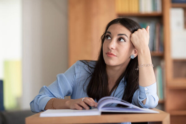 студентка молодая женщина учится