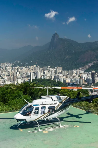 Красивый Вид Вертолет Взлетающий Зеленой Горы Сахарная Голова — стоковое фото