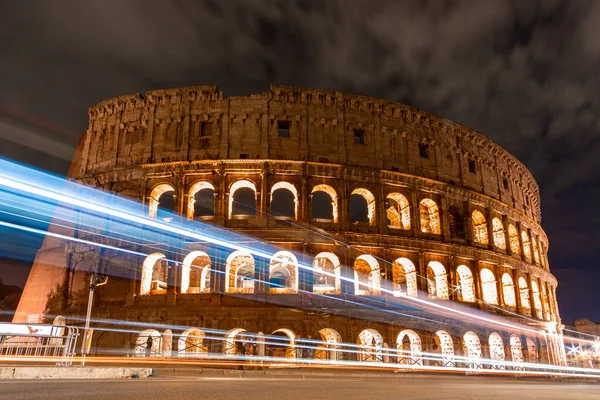 Hermosa Fotografía Del Coliseo Romano Noche Con Destellos Luz — Foto de Stock