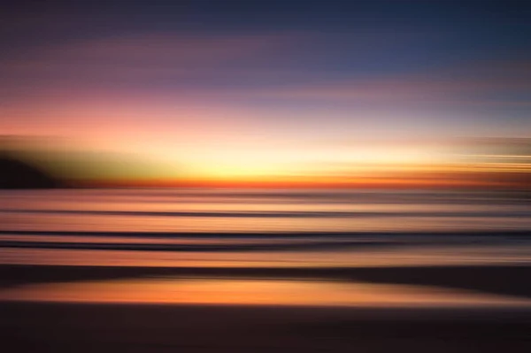 Abstrakte Verschwommene Meereslandschaft Mit Buntem Sonnenuntergang Über Dem Ozean — Stockfoto