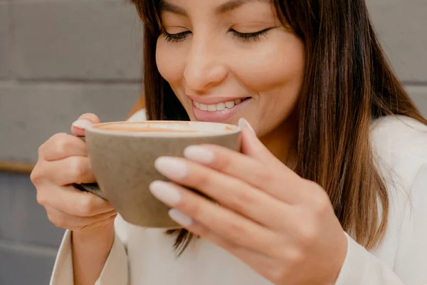 Mujer Hispana Tomando Una Taza Café Sonriendo —  Fotos de Stock
