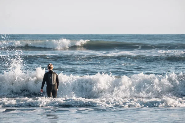Між Хлопчиком Гідрокостюмі Стоїть Хвилях Пляжі — стокове фото
