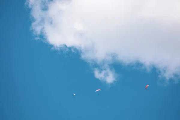 Αλεξίπτωτα Πετούν Ψηλά Στον Ουρανό Μια Ηλιόλουστη Μέρα Στα Βουνά — Φωτογραφία Αρχείου
