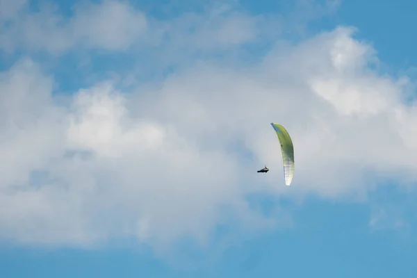 パラグライダーは Bcの海岸山脈の晴れた日に空に高く舞い上がる — ストック写真