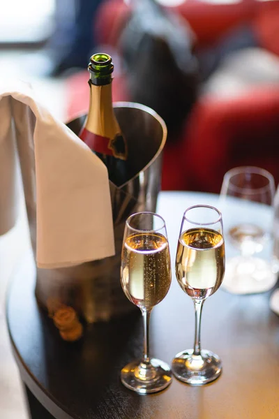 Fransız Şampanyası Bardaklarıyla Dolu Bir Masa — Stok fotoğraf