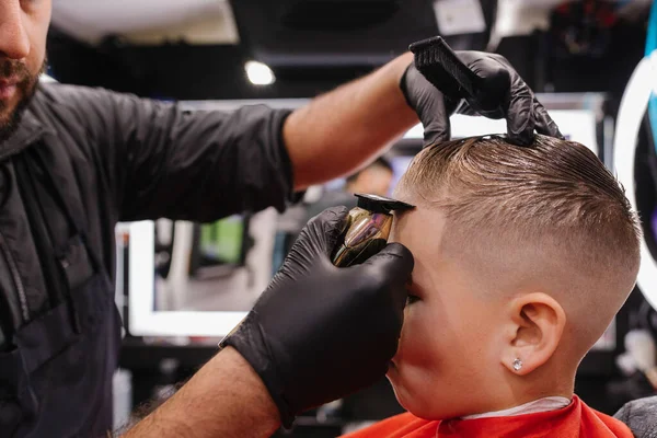 stock image Adult male barber lining up child'sma edges in Portland, Oregon