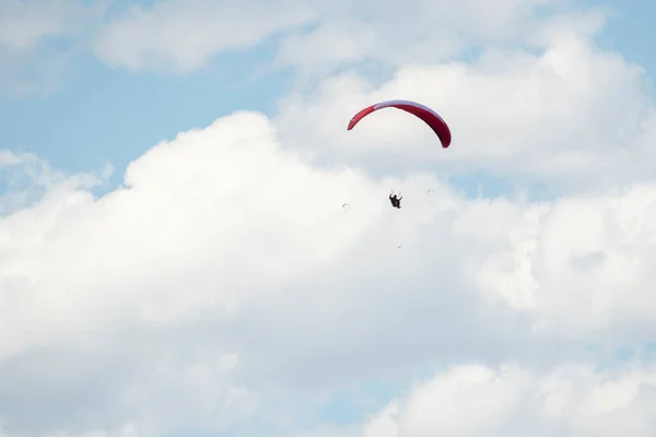 Paraglidisté Vznášejí Vysoko Obloze Slunečného Dne Pobřežních Horách — Stock fotografie