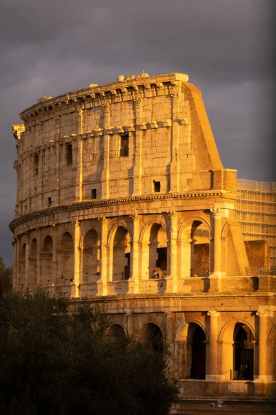 日没の太陽に照らされたローマのコロシアム — ストック写真