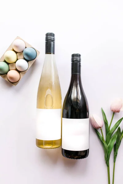 Renkli Taze Yumurtalar Şarap Şişeleri Pembe Laleler — Stok fotoğraf