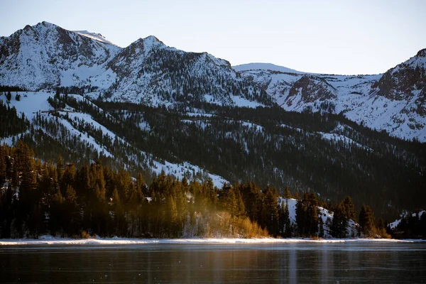 Červnové Jezero Při Západu Slunce Zimě — Stock fotografie