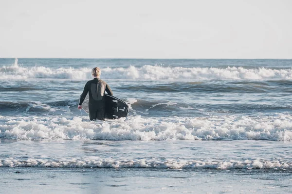 Між Хлопчиком Гідрокостюмі Тримає Дошку Серфінгу Воді — стокове фото