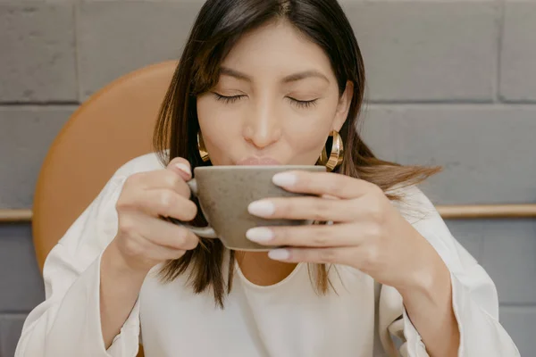 Belleza Hispana Bebiendo Una Taza Café —  Fotos de Stock
