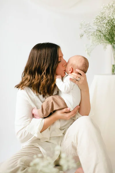 Sentado Joven Madre Besando Recién Nacido Bebé Hijo Por Aliento — Foto de Stock