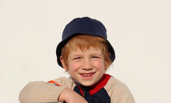 Mavi Panamalı Bir Çocuk Gülümsüyor Doğrudan Kameraya Bakıyor — Stok fotoğraf