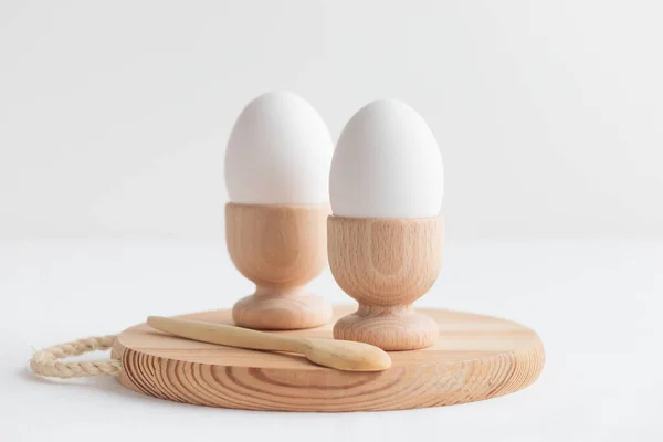 Weiße Eier Einem Hölzernen Eierhalter Der Auf Einem Weißen Tisch — Stockfoto