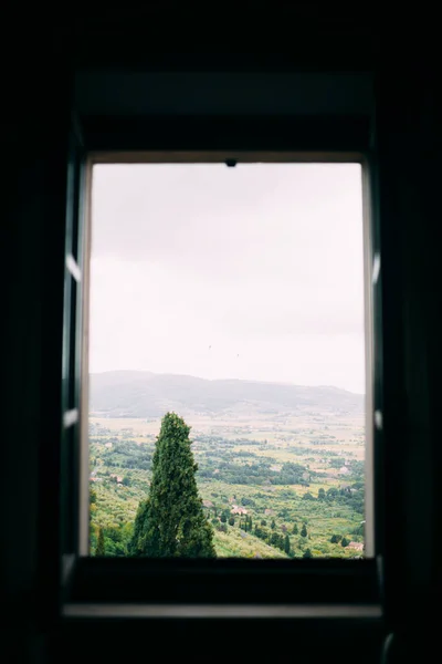 Vista Attraverso Finestra Sul Campo Sulle Montagne Italia — Foto Stock