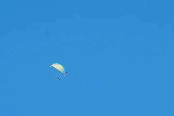 Paragliders Stijgen Hoog Lucht Een Zonnige Dag Kustbergen Van — Stockfoto