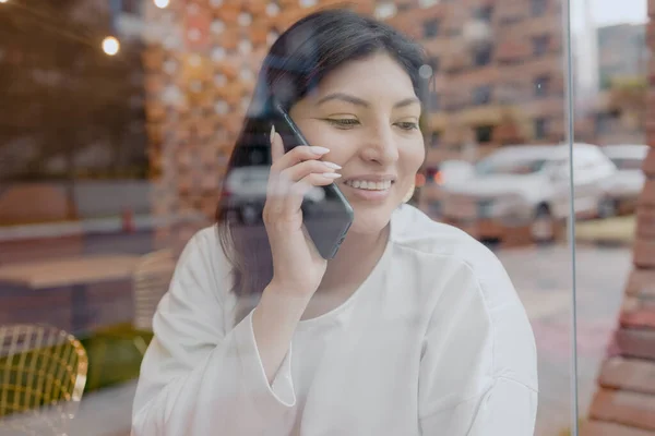 Güzel Spanyol Kadın Telefonda Konuşuyor Gülümsüyor — Stok fotoğraf