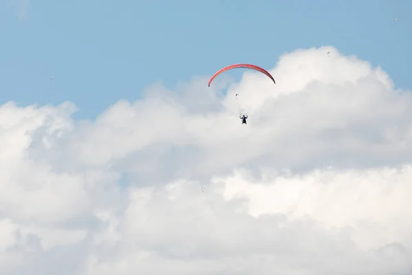 Paragliderler Nin Sahil Dağlarında Güneşli Bir Günde Gökyüzünde Süzülürler — Stok fotoğraf