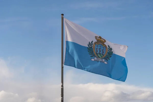 空に手を振るサンマリノ国旗布 — ストック写真