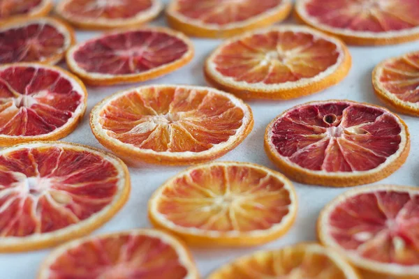 Сушені Апельсинові Скибочки Лежать Столі — стокове фото