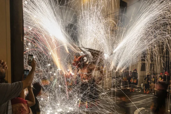 Folklorik Katalan Kutlamalarında Ateşle Dans Eden Şeytan Figürü — Stok fotoğraf