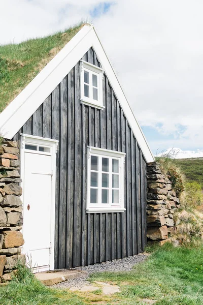 Casa Relva Preto Branco Islândia — Fotografia de Stock